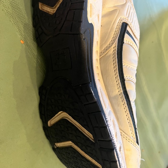Men’s size 9 Starter sneakers - Picture 2 of 3